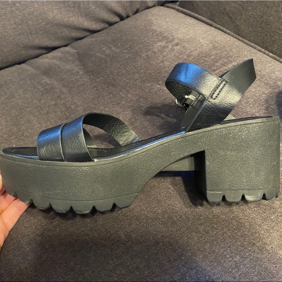 Chunky Black Sandals - Picture 5 of 5